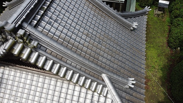 落ち葉を除去した屋根