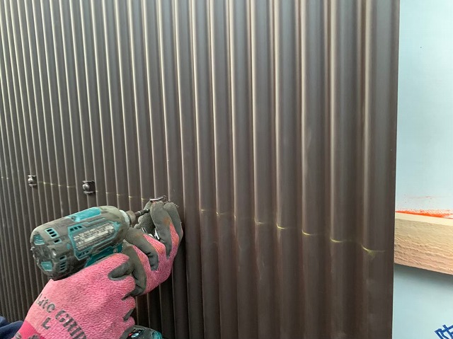 ガルバリウムの波板をビス留め