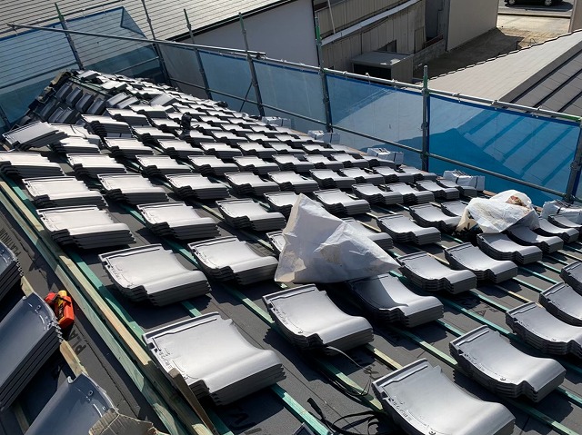 瓦を屋根に上げた写真