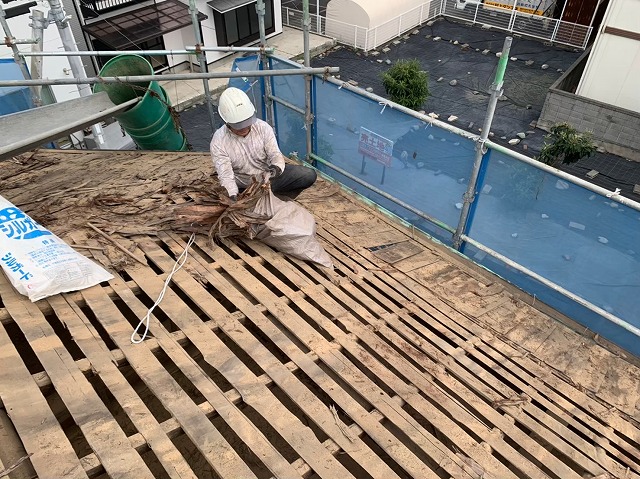 杉皮を撤去している写真