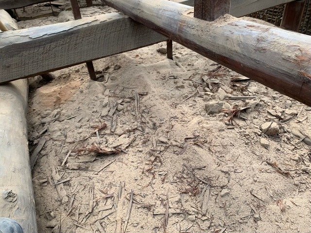 屋根裏に落ちた大量の土
