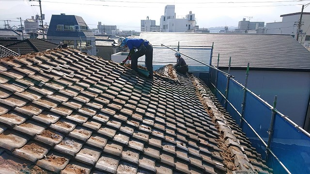 棟部の解体が終わったところから葺き土を掃除している写真