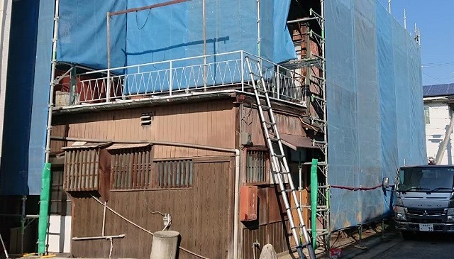 家の周りに足場を仮設した写真