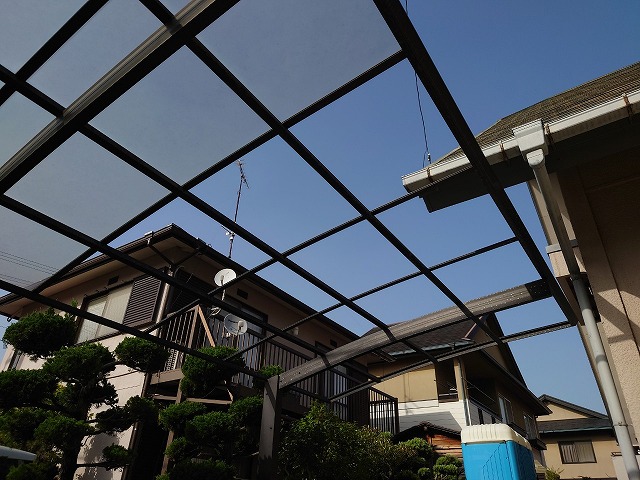 カーポートの屋根の一部を解体