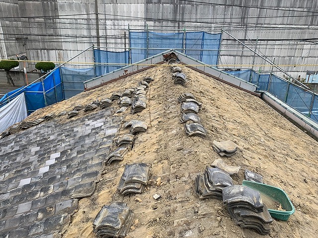 古瓦と土の撤去