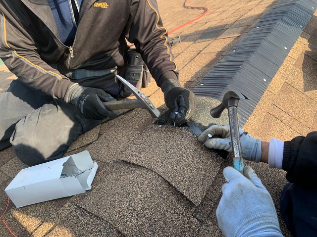 換気棟に棟部材の取付け