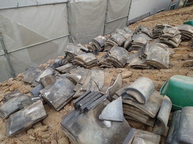 屋根の上の瓦と土