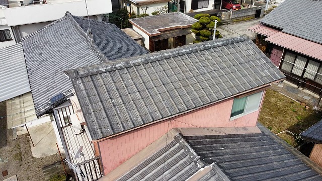 セメント瓦の切り妻屋根