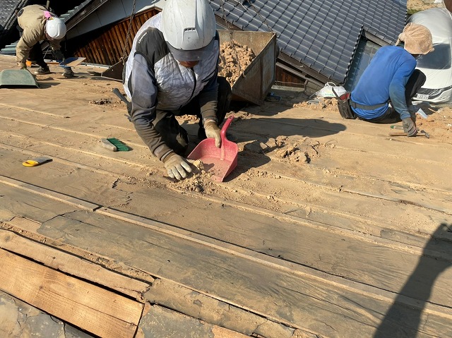 屋根の土を除去