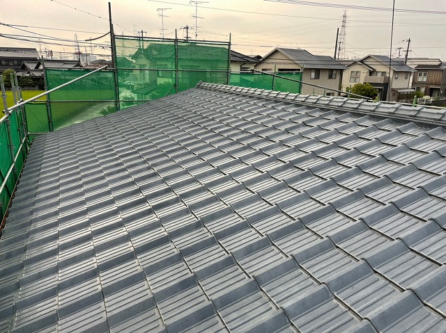 足場を組んだセメント瓦屋根