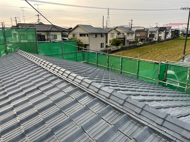 足場を組んだセメント瓦屋根