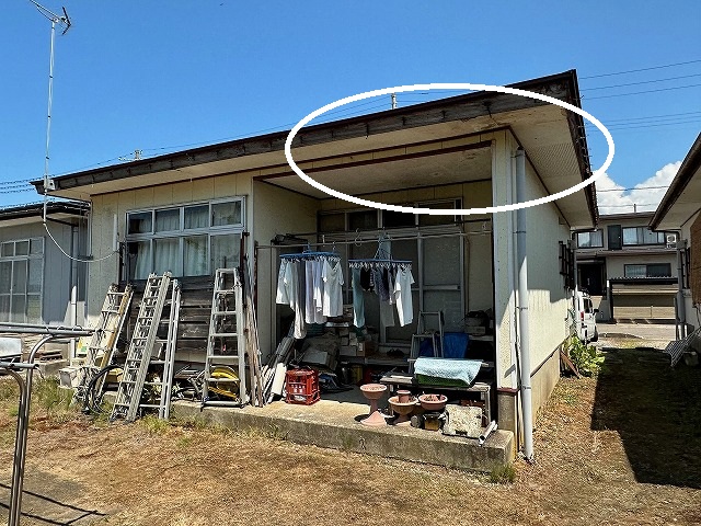 軒天井が雨漏りによって黒ずみになっている