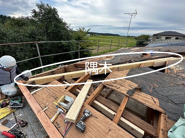 屋根下地の骨組みを新規で取り付けている様子
