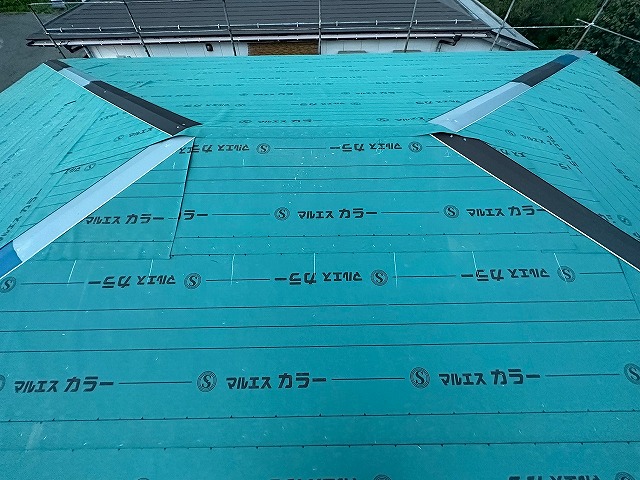 屋根下地に防水シートを貼り終わった状態
