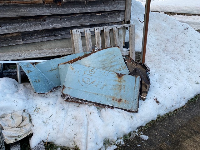 剥がれ落ちた屋根材