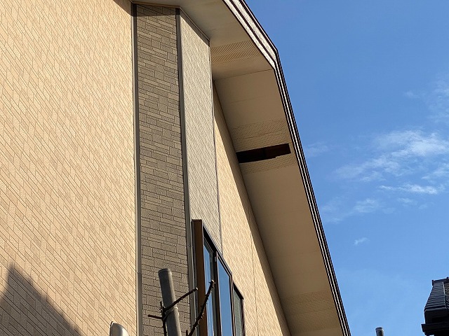 軒天井有孔ボード破損