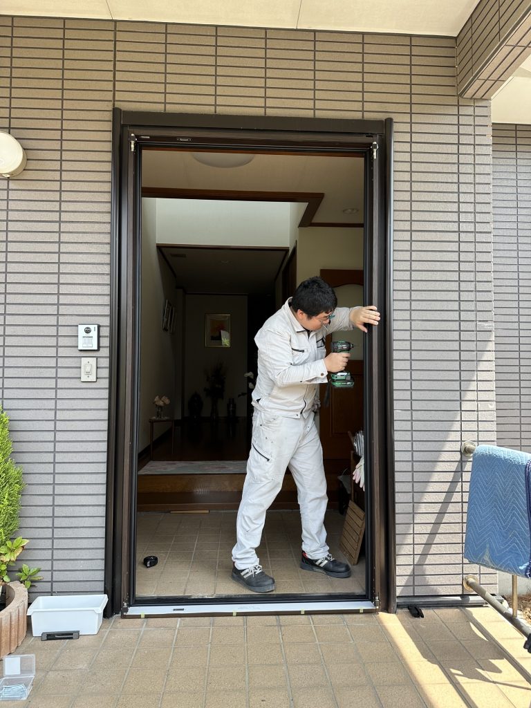 新しい枠の固定作業