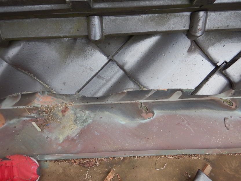 瓦を外せるところまで外した様子