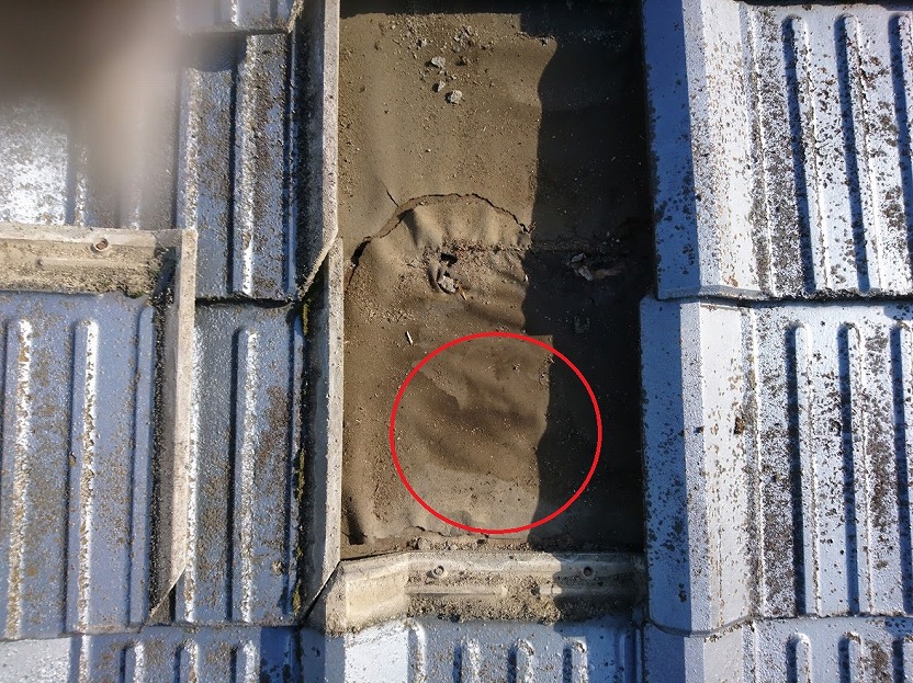 割れた瓦を剥がすと赤丸部分に雨染みが付いている