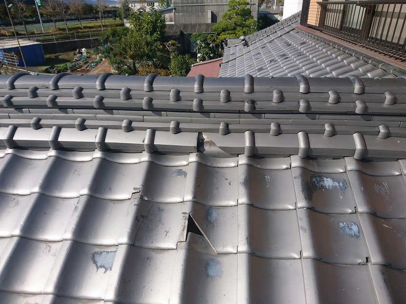 本棟の瓦が割れている様子