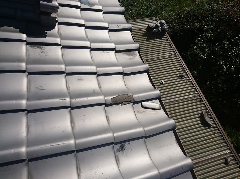 庇に鬼瓦が落ちている様子