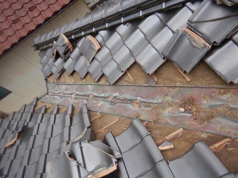 他の場所の本谷の瓦を外した様子