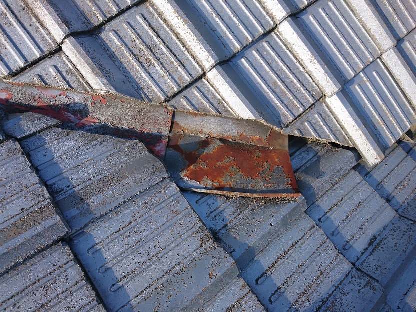 塗装が剥げ錆びてしまっている谷板金