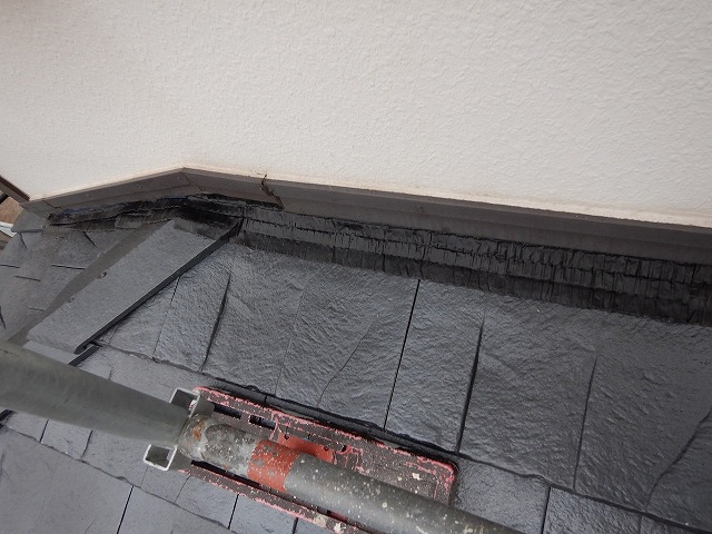 下屋根の雨押え板金