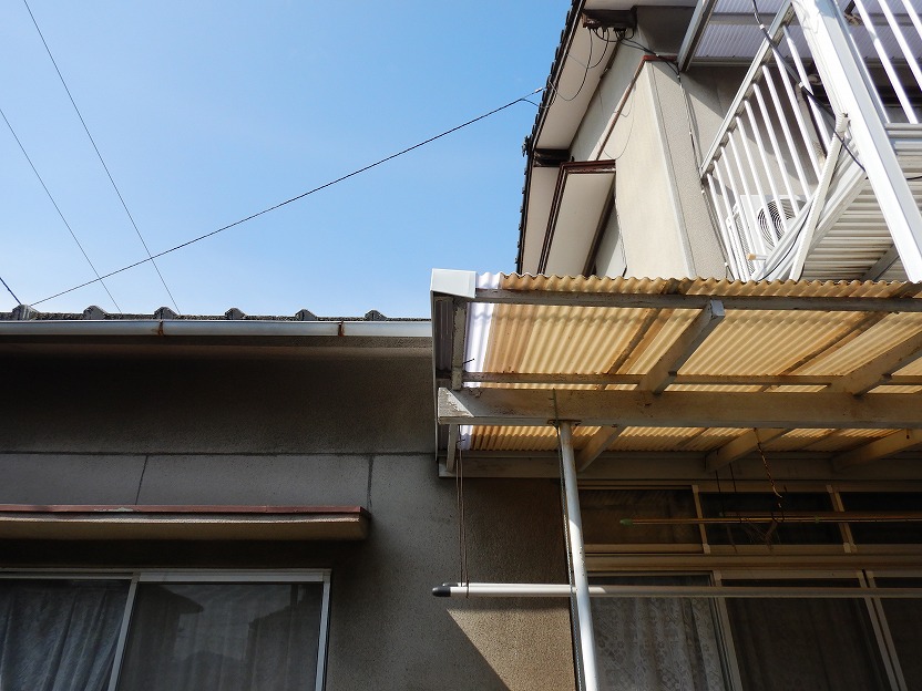 1階の庇のポリカ波板の写真