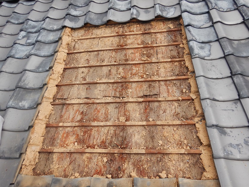 天窓を取り付けるところの瓦を剥がした様子