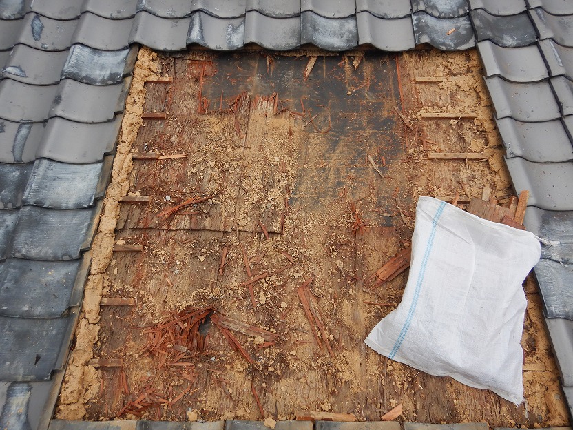 瓦桟を撤去した様子