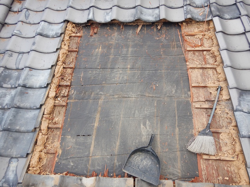 杉皮を撤去した様子