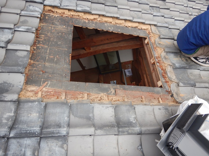 天窓を取り付けるための穴を開けた様子