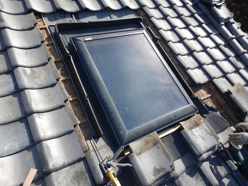 天窓周りに水切り板金を取り付けた様子