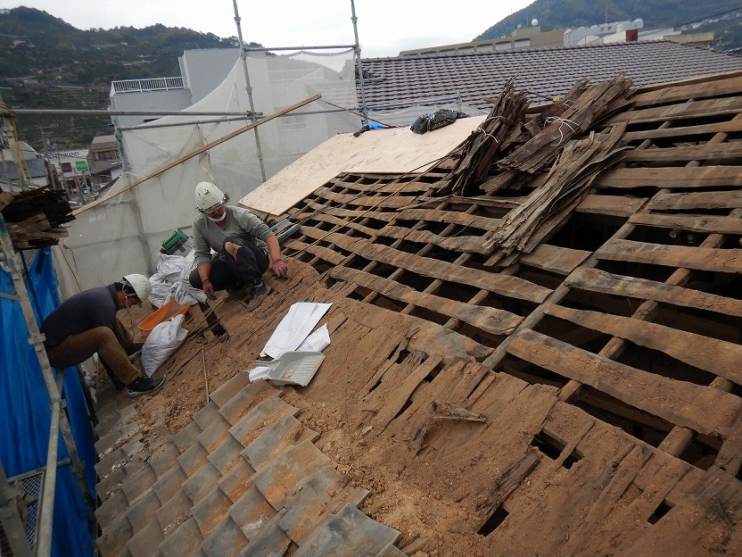 隙間だらけの野地板の様子