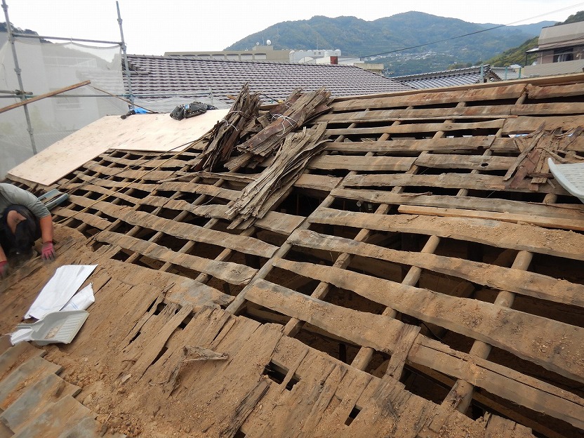 杉皮を剥がしている様子