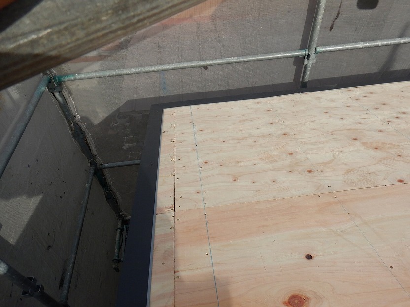 屋根下地の構造用合板を張り付けた後の様子