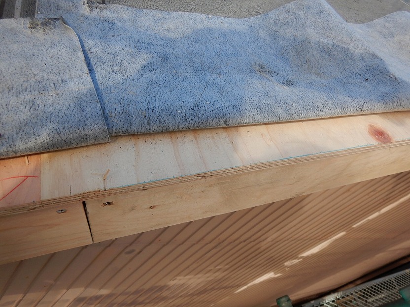 破風に構造用合板を増し張りした様子