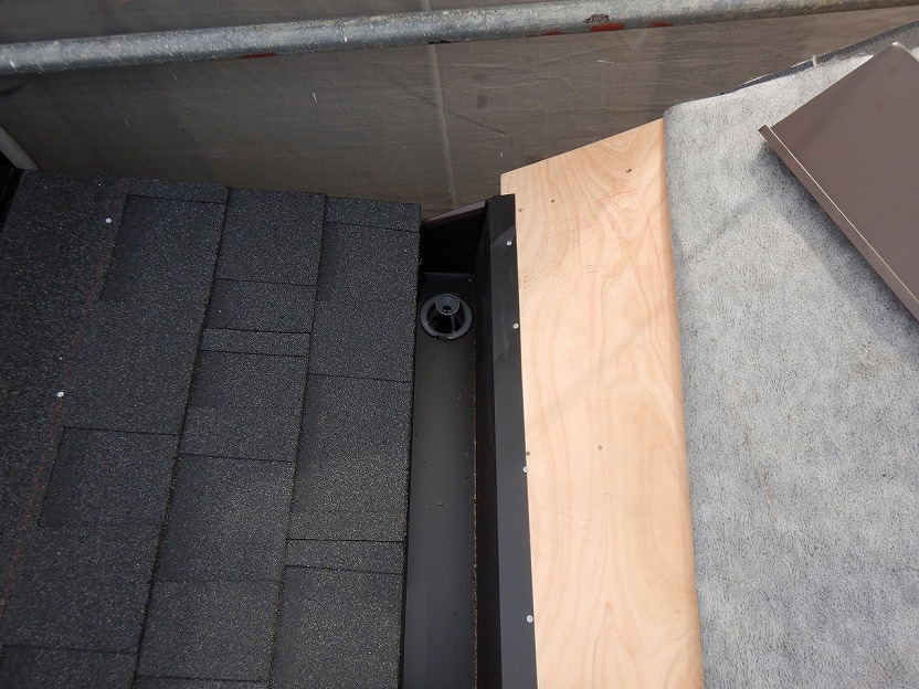 陸谷の排出口を取り付けた様子