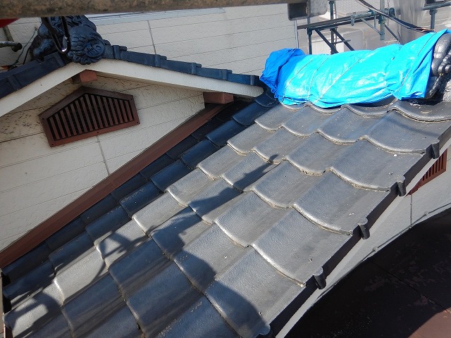 1階部分の棟違いの瓦の撤去前の写真