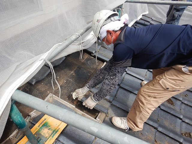 1階部分の瓦を撤去している様子