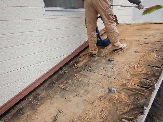 瓦を撤去した後に掃除している様子