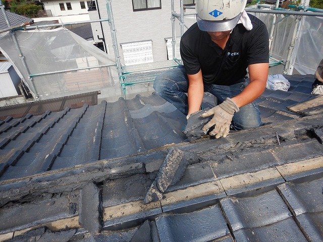 棟瓦を撤去している様子