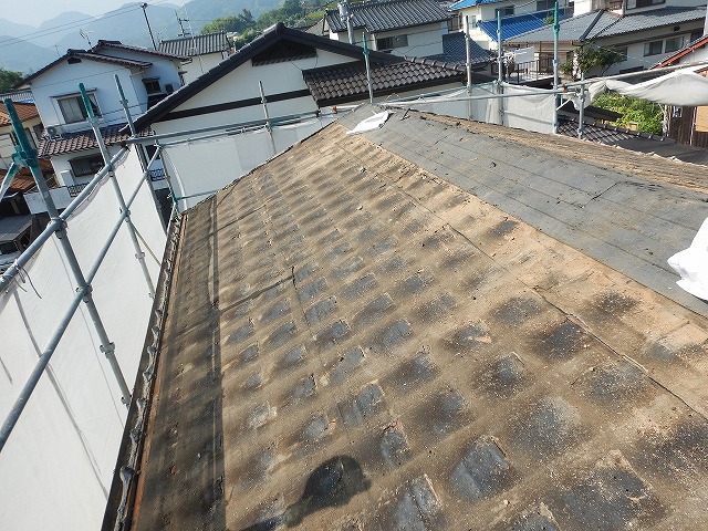 2階部分の瓦がすべて撤去出来た様子