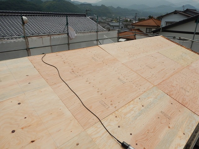 構造用合板の増し張りが完了した様子