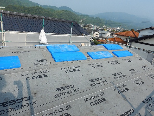 アスファルトシングルを屋根の上に上げた様子