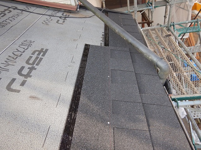 アスファルトシングルを施工している様子