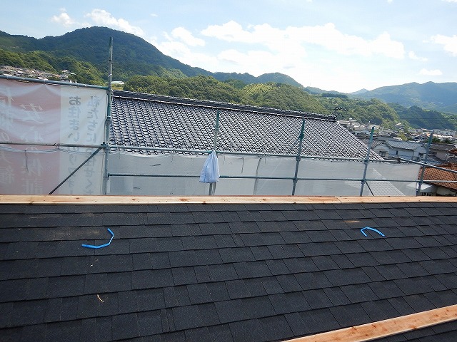 棟板金の下地となる木材の取り付けの様子