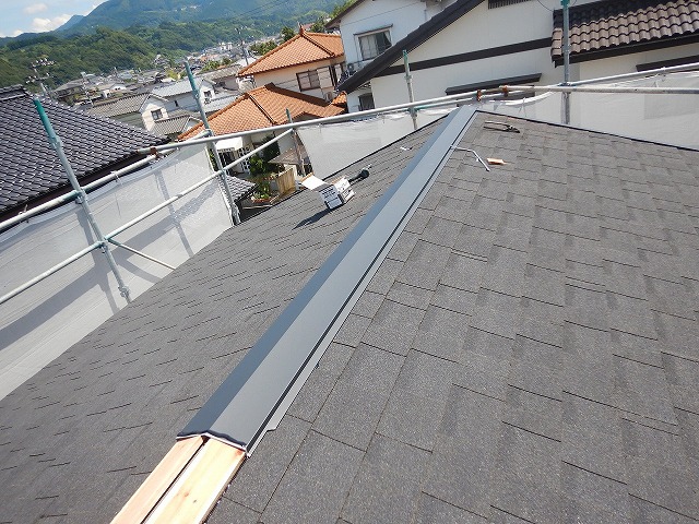 棟板金の取り付け途中の様子