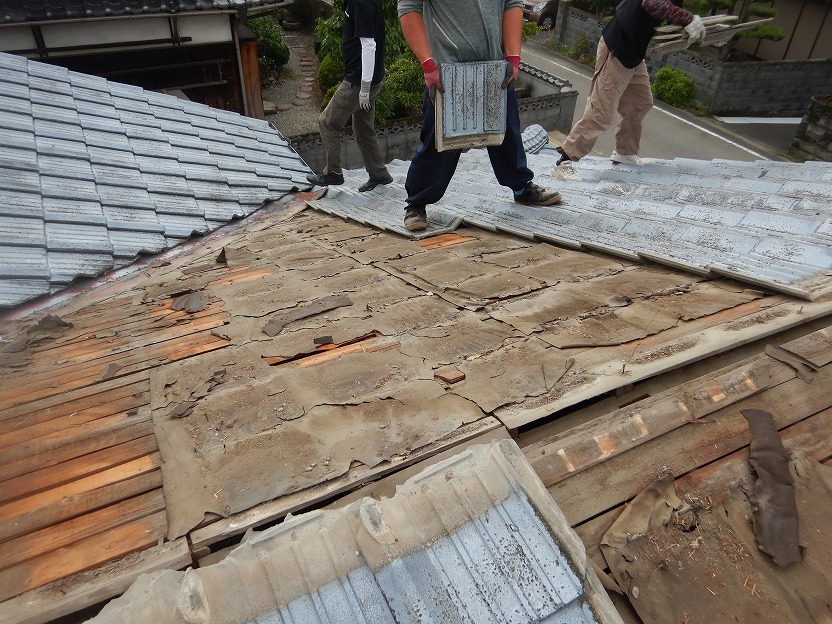 セメント瓦を撤去している様子